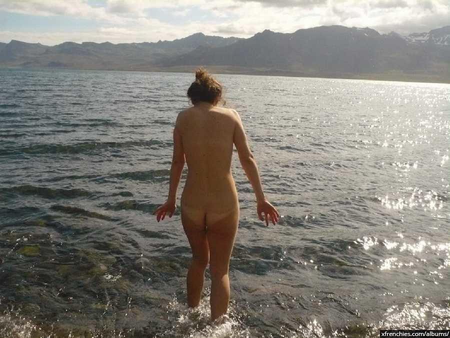 Aficionados en topless en la playa | Mujer en topless en la playa n°10