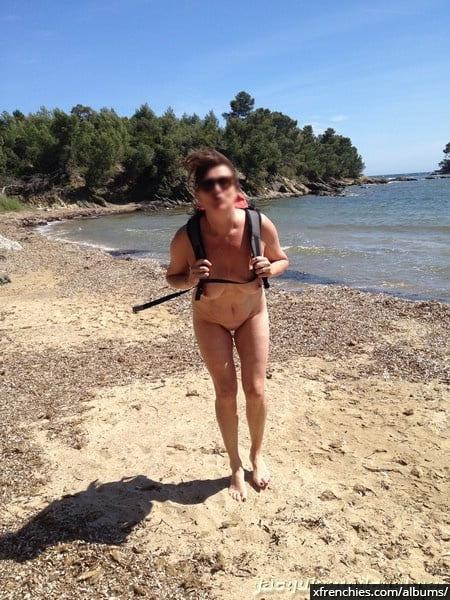 Aficionados en topless en la playa | Mujer en topless en la playa n°12