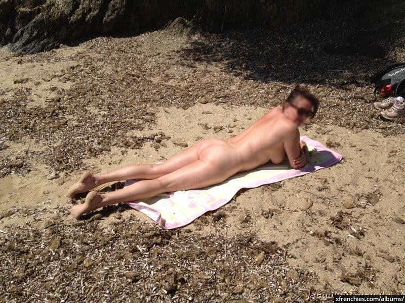 Aficionados en topless en la playa | Mujer en topless en la playa n°14