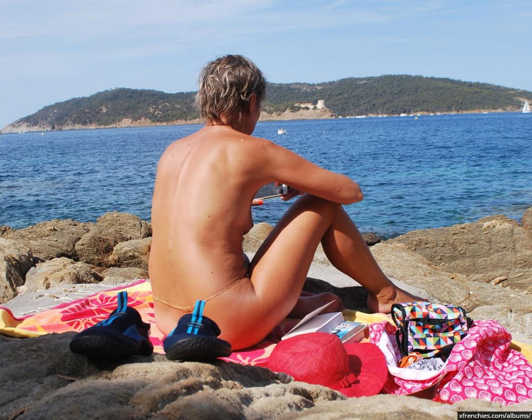 Aficionados en topless en la playa | Mujer en topless en la playa n°19