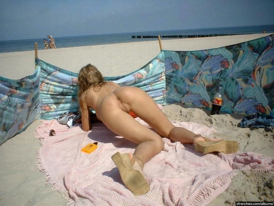 Amatori in topless in spiaggia | Donna in topless sulla spiaggia n°33