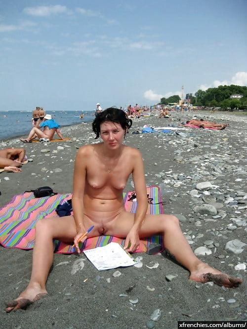 Amatori in topless in spiaggia | Donna in topless sulla spiaggia n°35