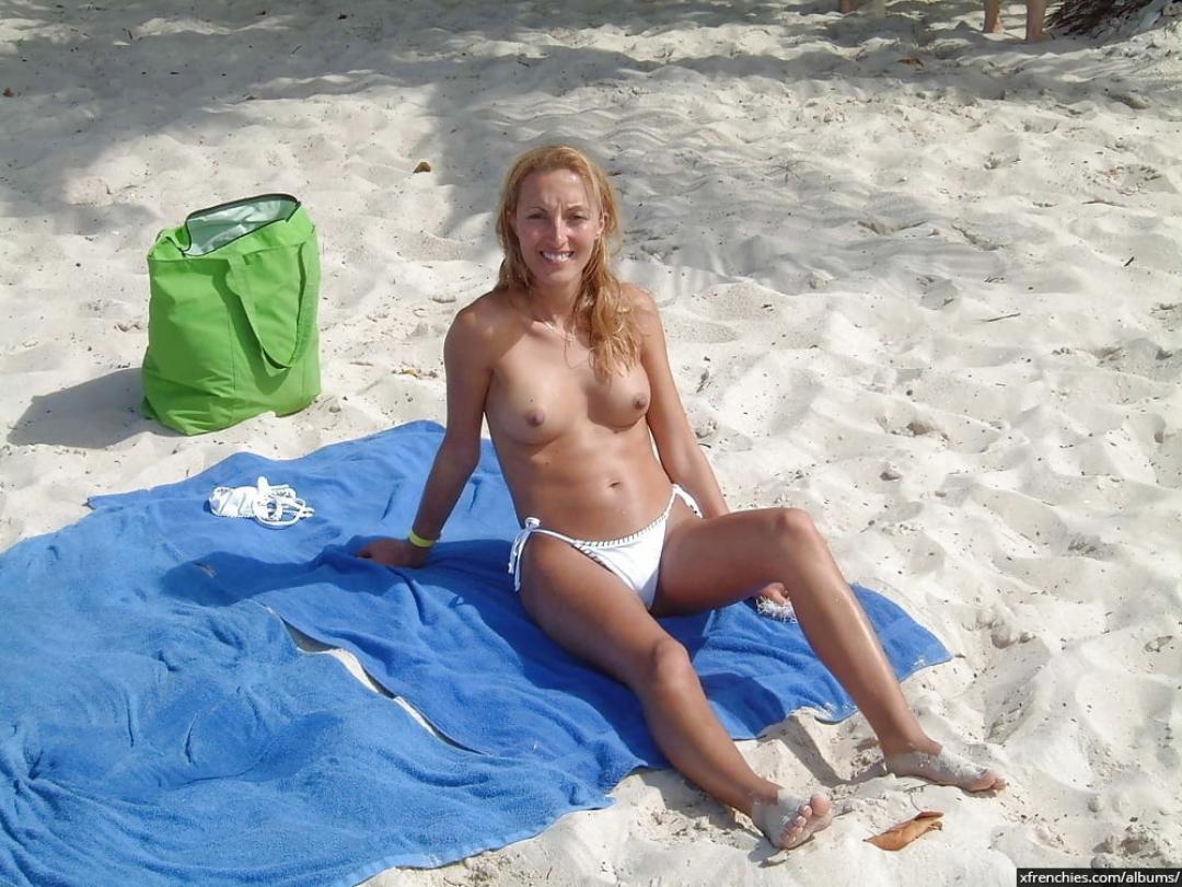 Aficionados en topless en la playa | Mujer en topless en la playa n°48