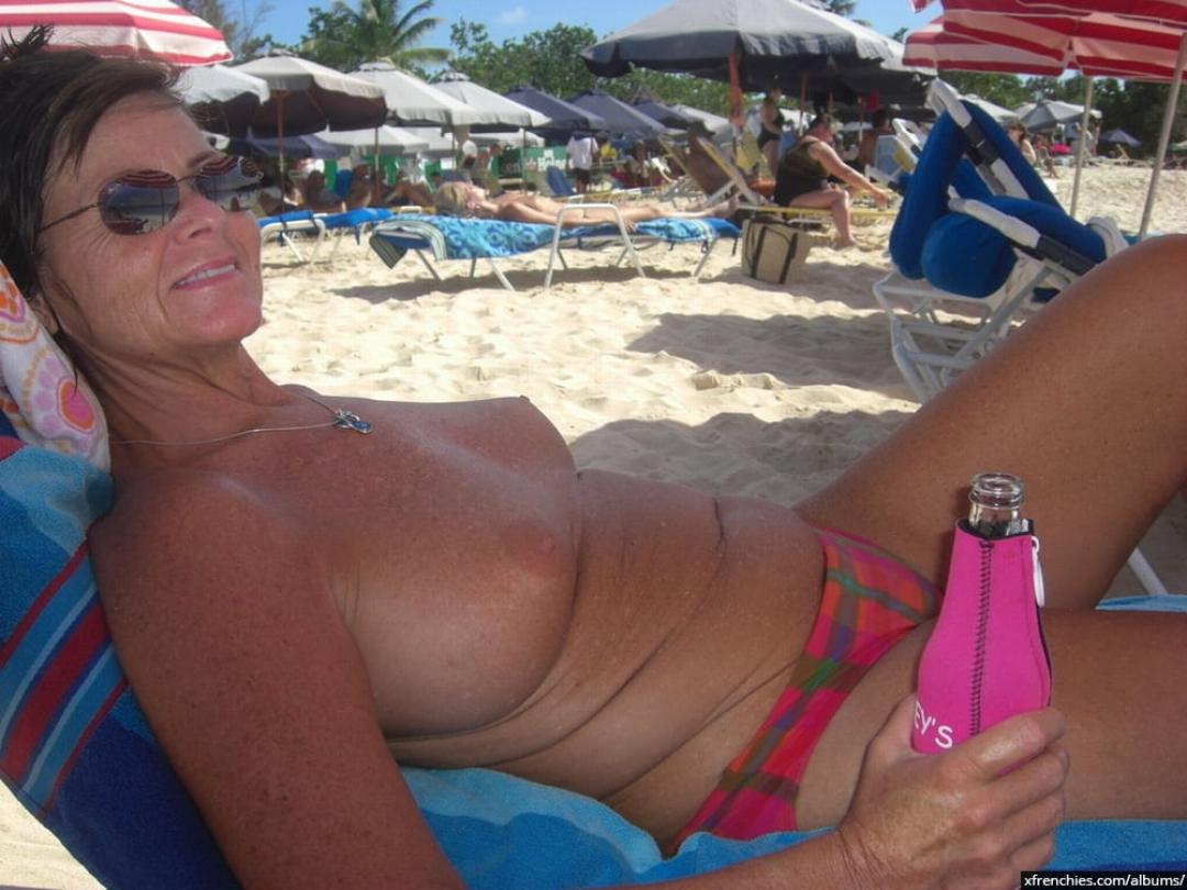 Aficionados en topless en la playa | Mujer en topless en la playa n°62