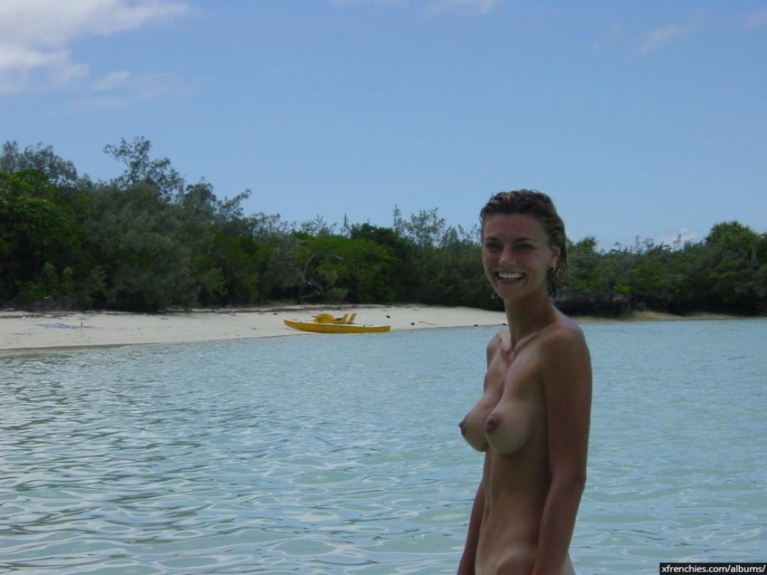 Aficionados en topless en la playa | Mujer en topless en la playa n°63