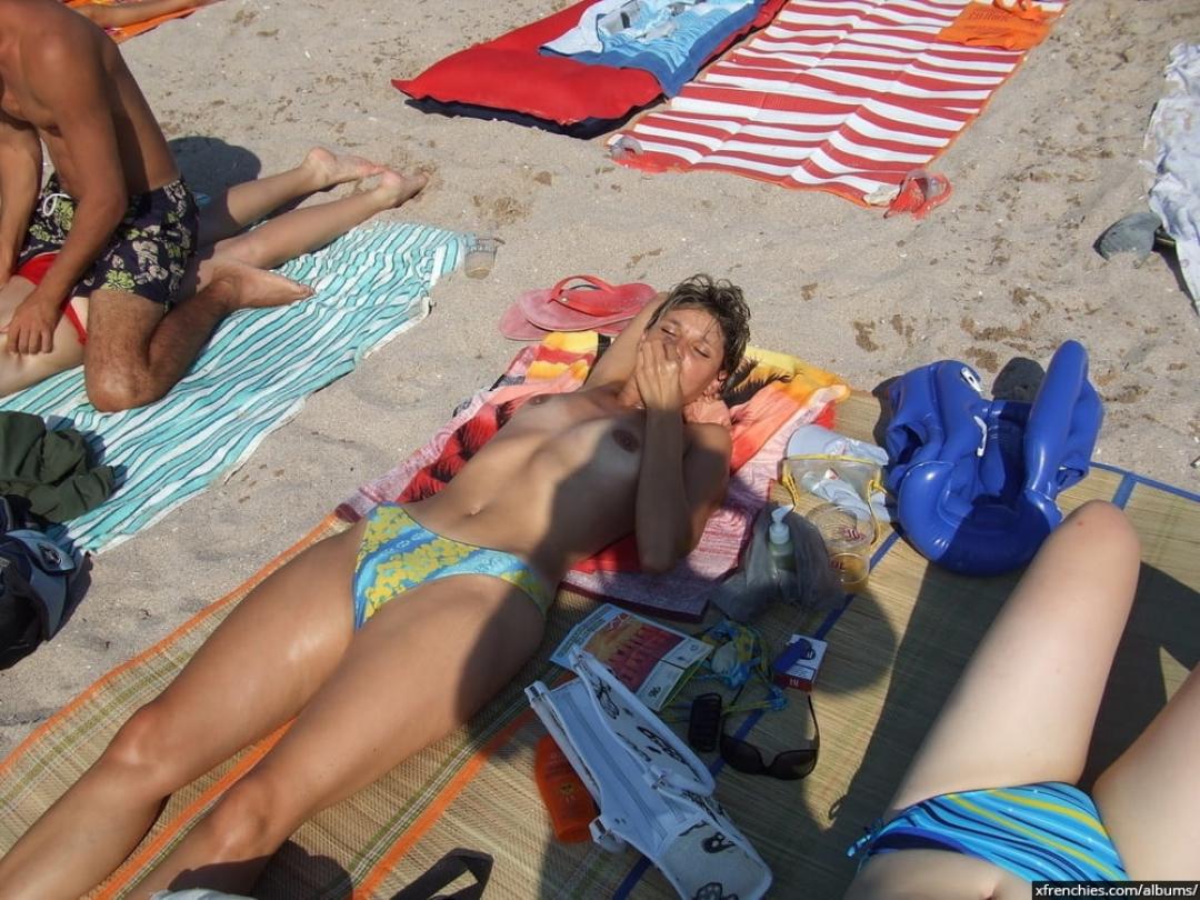 Aficionados en topless en la playa | Mujer en topless en la playa n°75