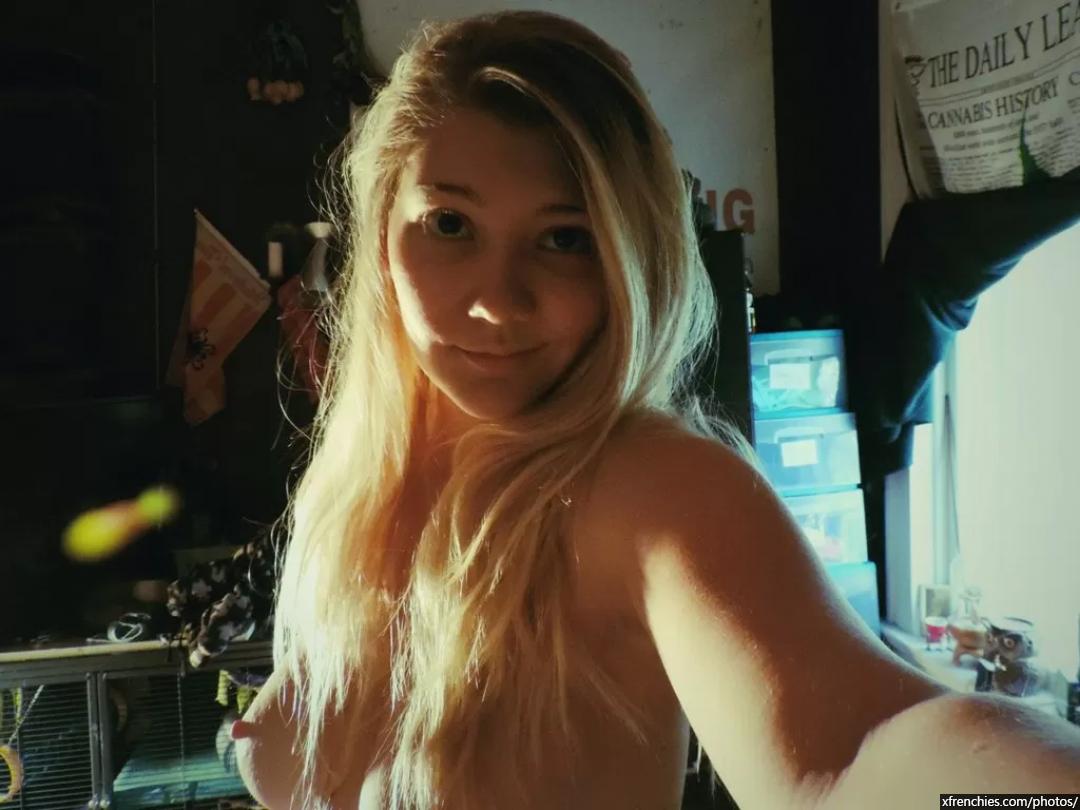 Pretty young blonde shows herself in pictures - French amateur n°50