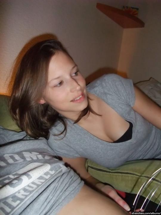 My 18 year old girlfriend naked during sex n°2