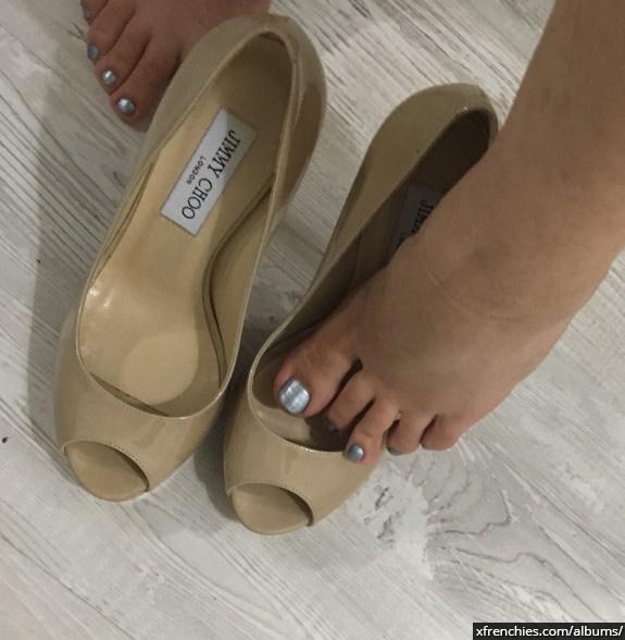 Foto dei piedi e del sedere sexy della mia ragazza | tubo di calza n°14
