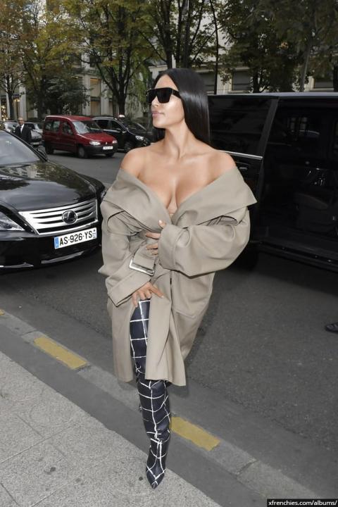 Foto sexy di Kim Kardashian in mutande n°12