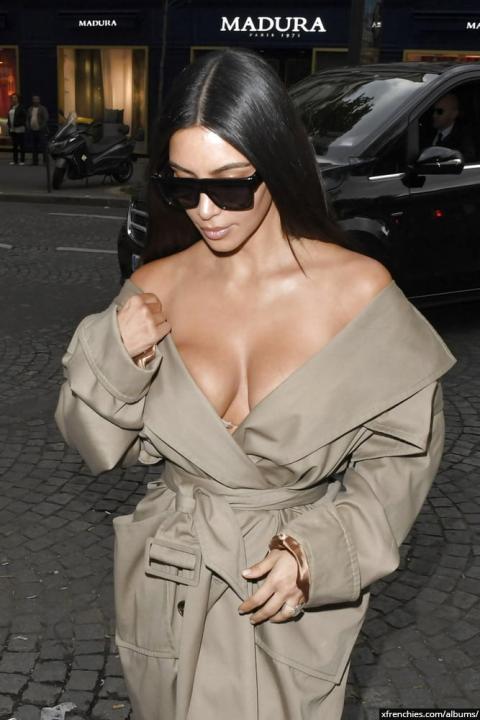 Sexy photos of Kim Kardashian in her underwear n°15