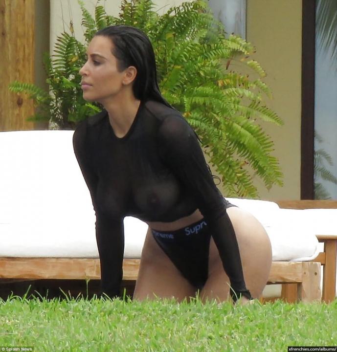 Sexy photos of Kim Kardashian in her underwear n°32