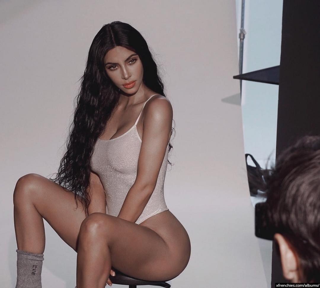 Sexy photos of Kim Kardashian in her underwear n°34