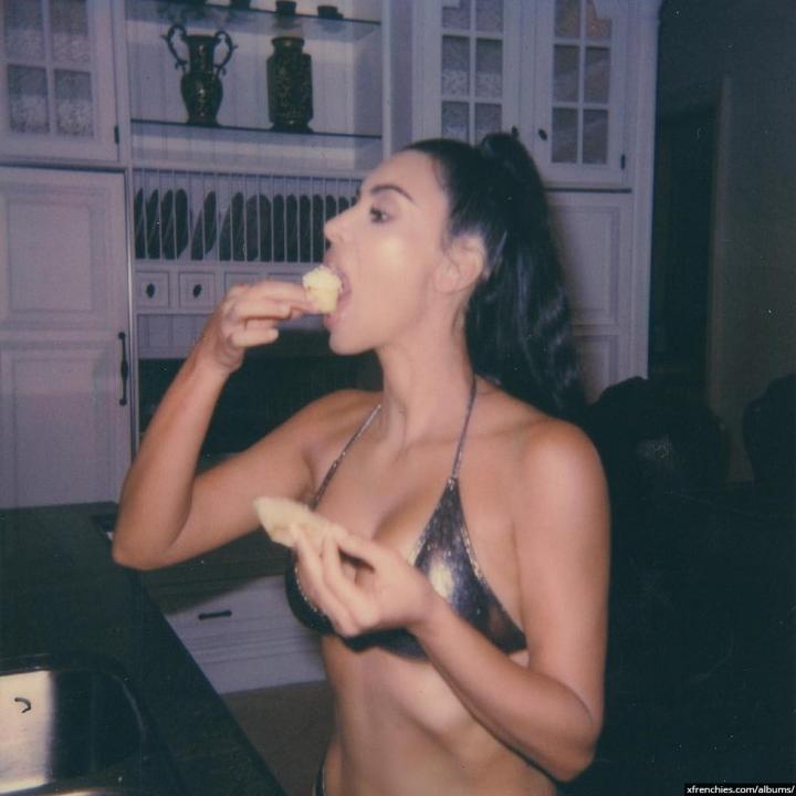 Sexy photos of Kim Kardashian in her underwear n°37