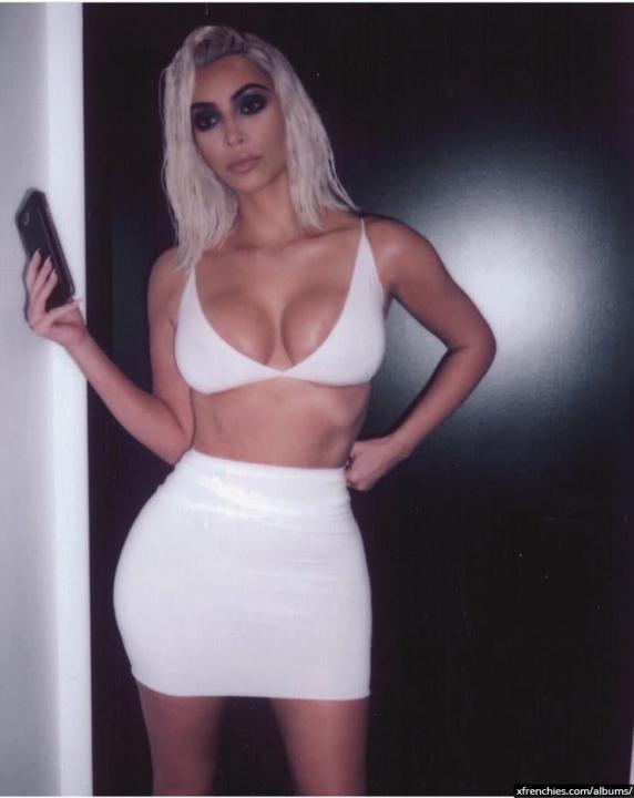 Sexy photos of Kim Kardashian in her underwear n°69