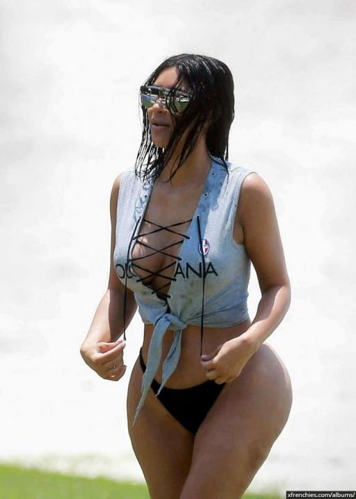Sexy photos of Kim Kardashian in her underwear n°70