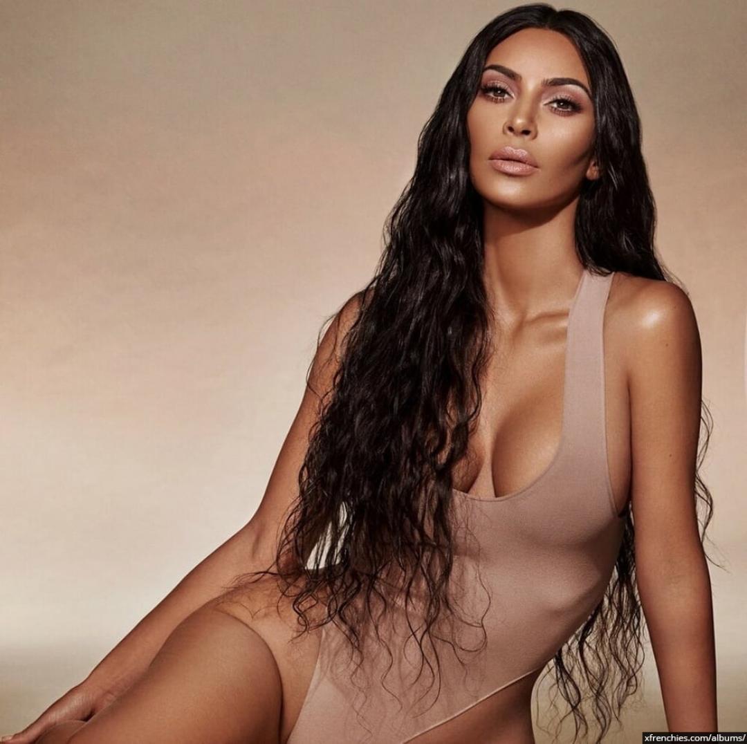 Sexy photos of Kim Kardashian in her underwear n°87