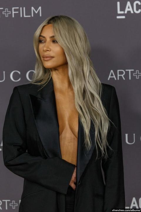 Sexy photos of Kim Kardashian in her underwear n°97
