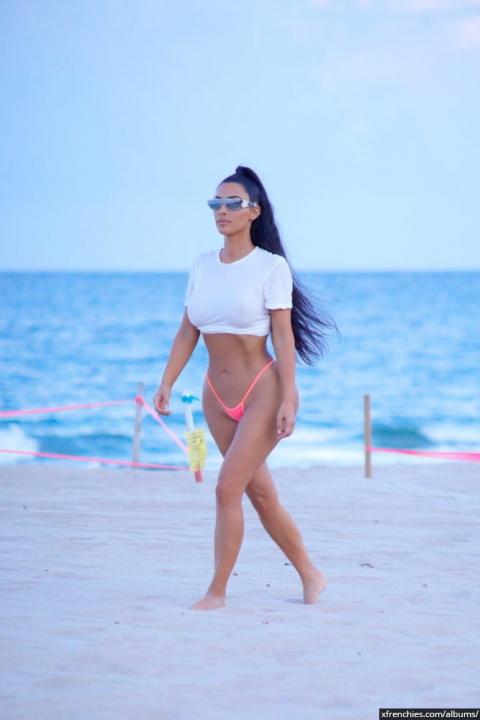 Sexy photos of Kim Kardashian in her underwear n°128