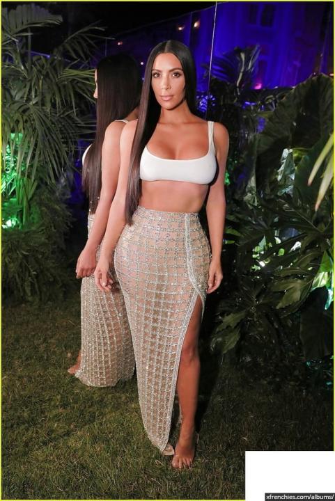 Sexy photos of Kim Kardashian in her underwear n°130