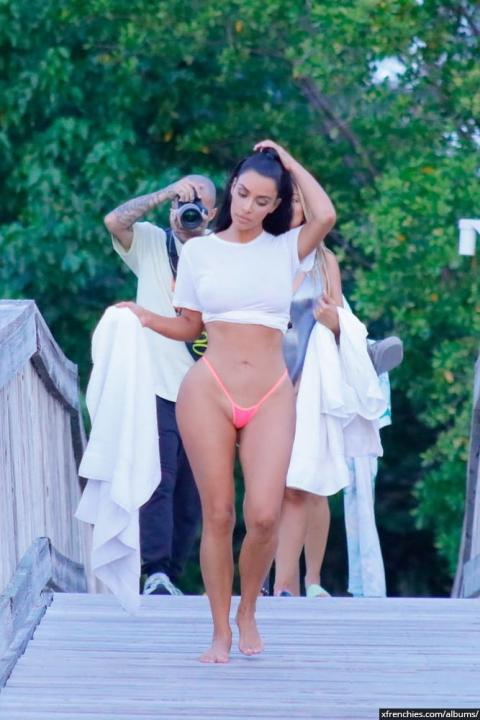 Sexy photos of Kim Kardashian in her underwear n°131