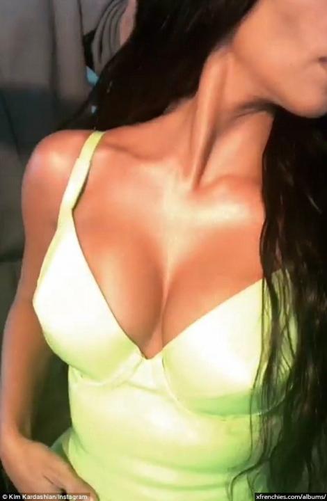 Sexy photos of Kim Kardashian in her underwear n°156