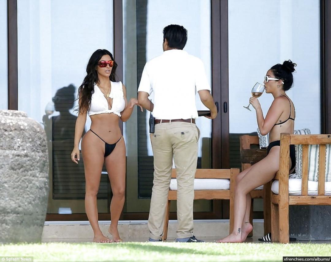 Sexy photos of Kim Kardashian in her underwear n°178