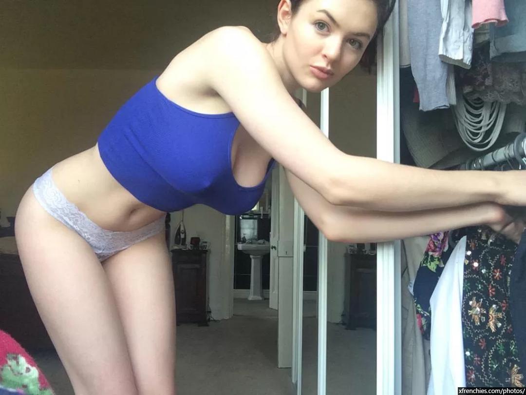 Jolie brune делится своими обнаженными фотографиями - Balance ta nude n°4